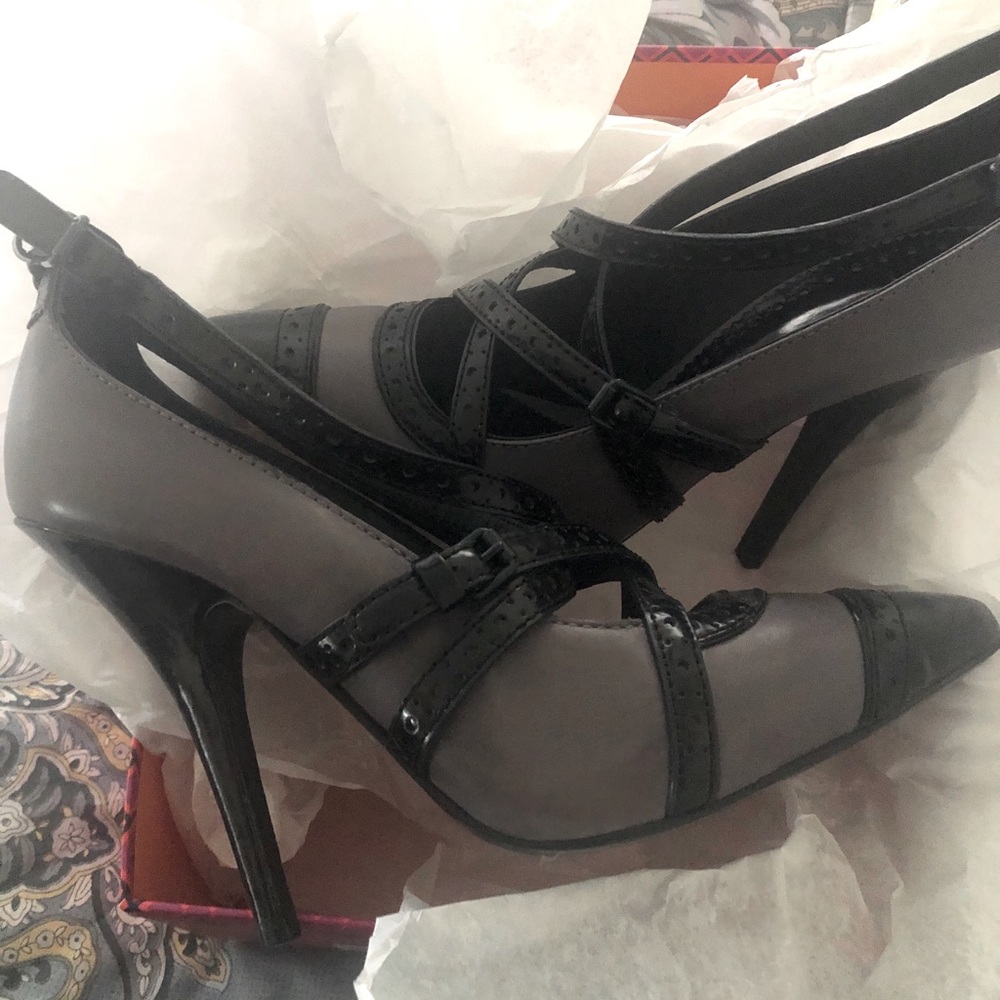 Tory Burch size 9.5 gray pump